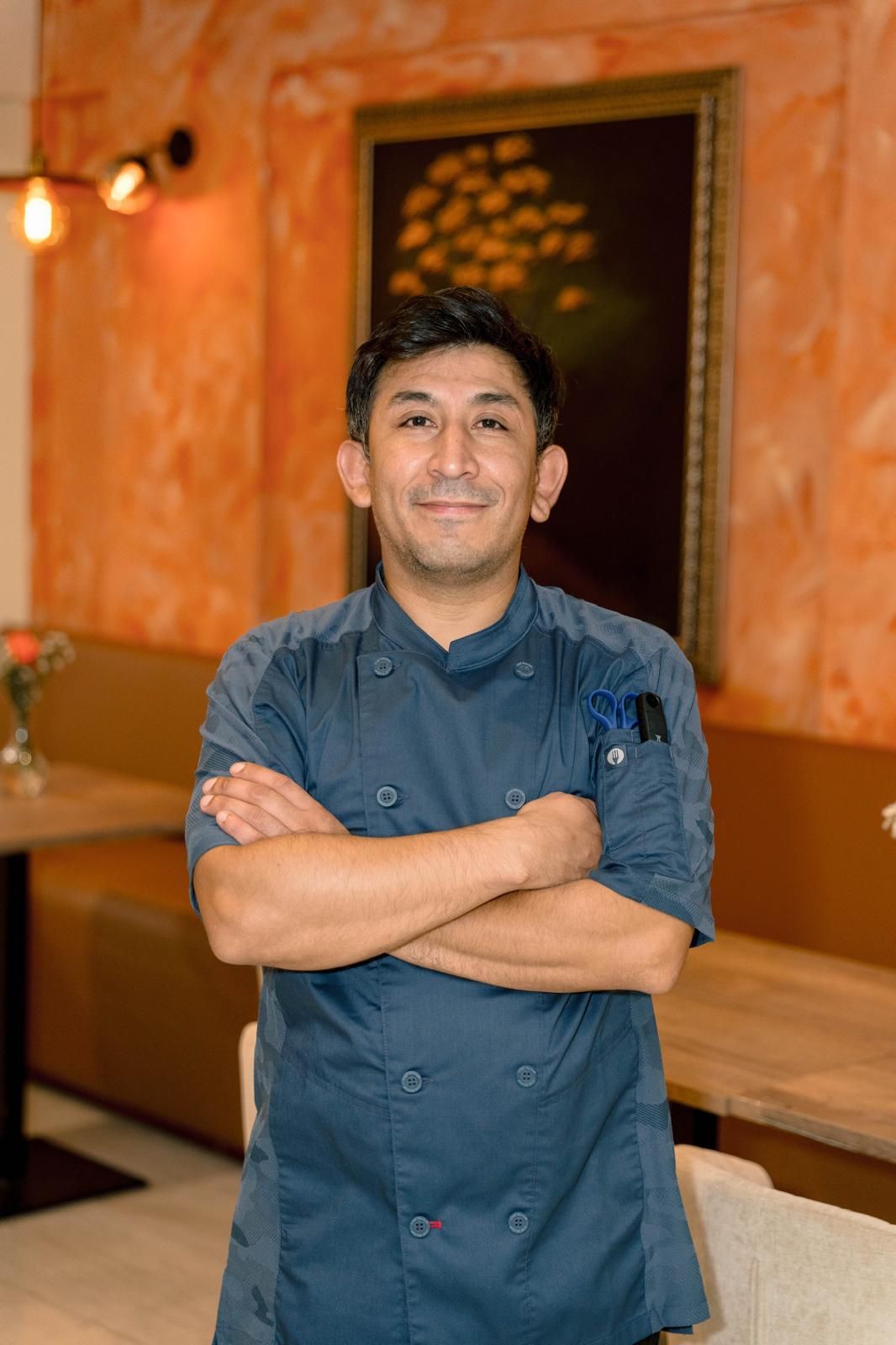 Miembro del equipo de cocina de La Maison Française en el comedor