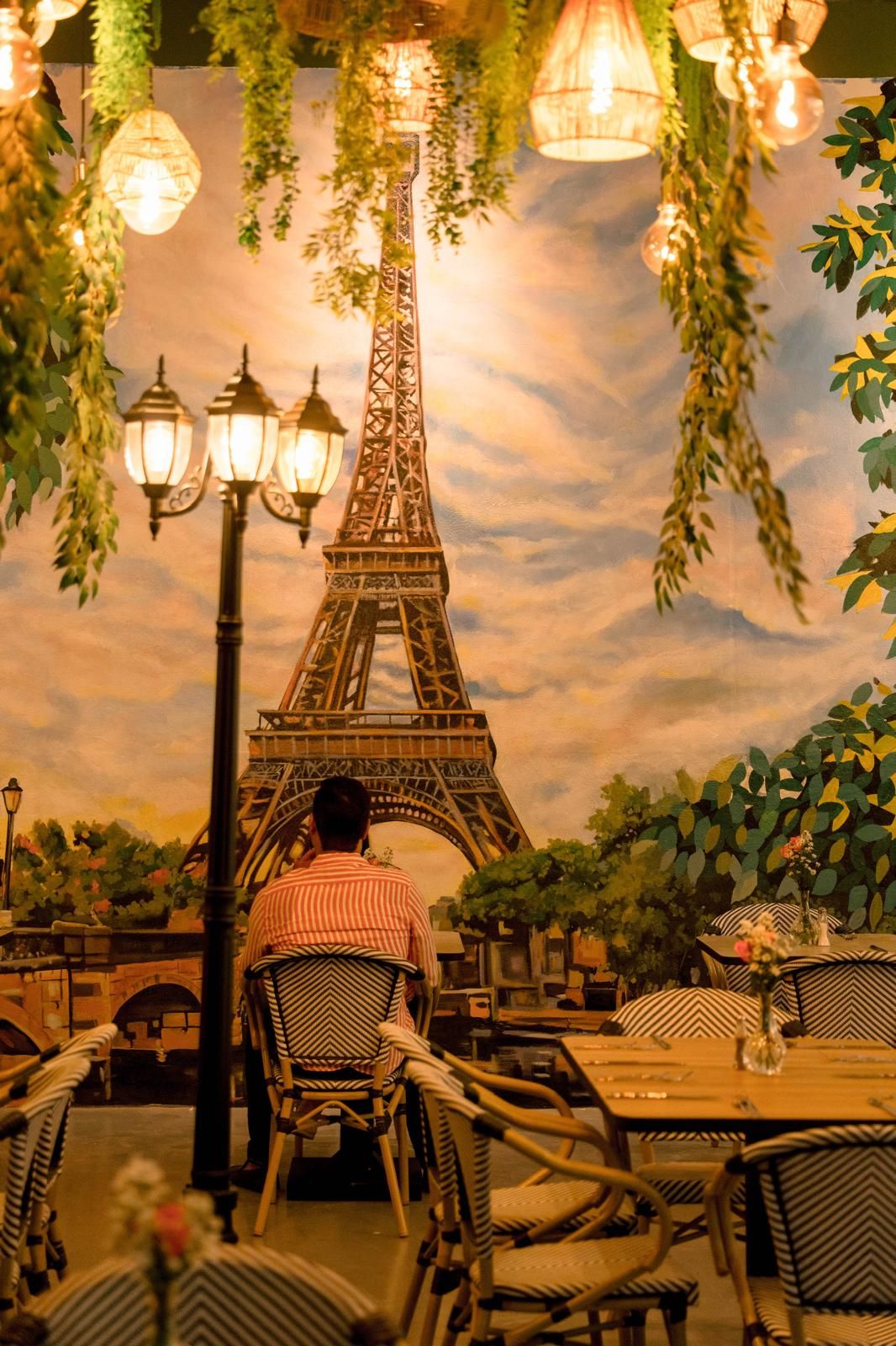 Mural de la Torre Eiffel sobre las mesas de la terraza