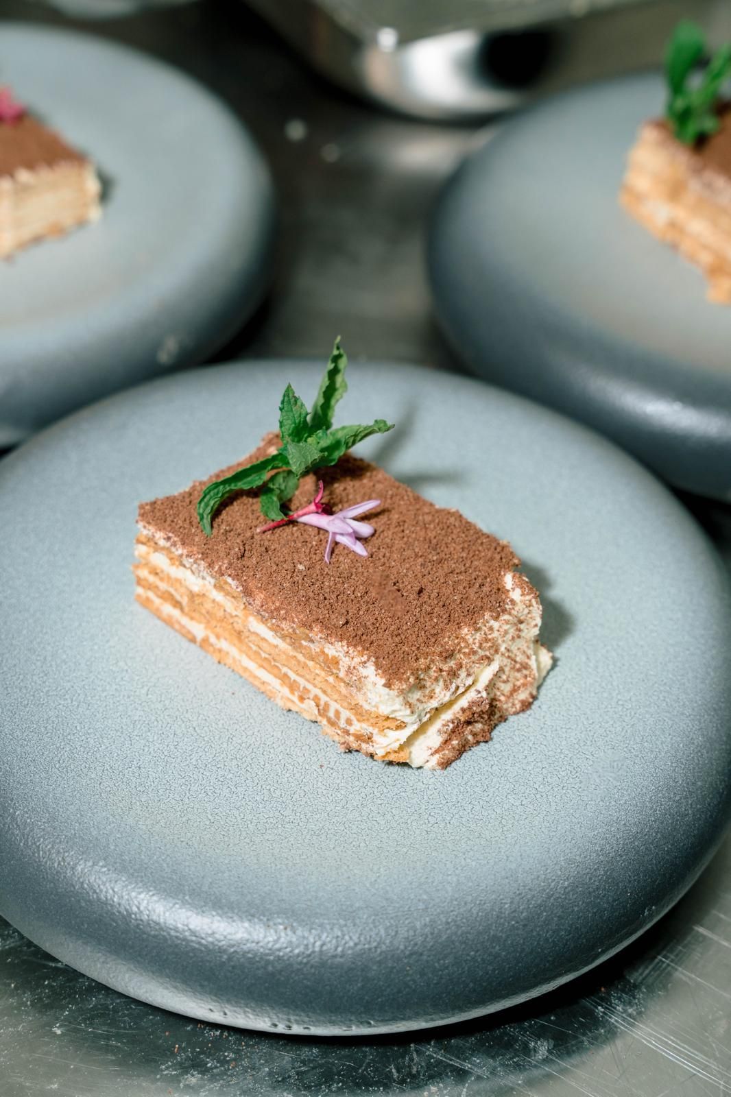 Tarta moka espolvoreada con cacao, servida en plato